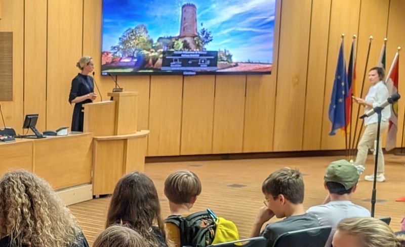 Schüler der fünften Klasse mit Frau Bauer