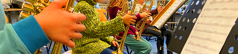 Fotoausschnitt von Musiker:innen beim Proben