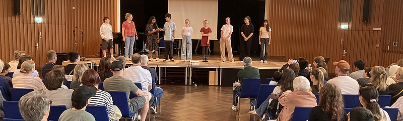 Bühnenprogramm in der Aula während des Kulturabends