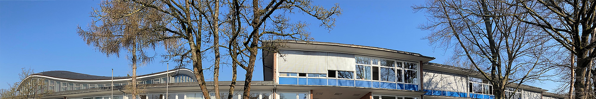 Das Foto zeigt einen Ausschnitt der Schulfassade
